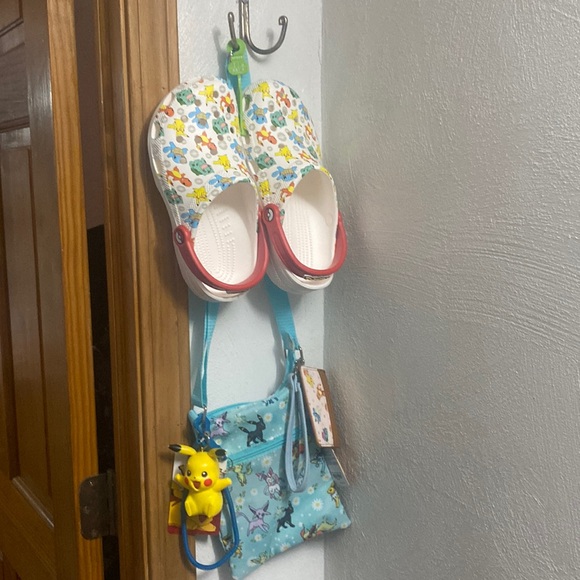 Croc Pokémon 10Jibbitz+Crossbody+Boba-tea ID🧋💛Pokémon Loungefly+Pikachu🗝⛓ - Picture 3 of 13